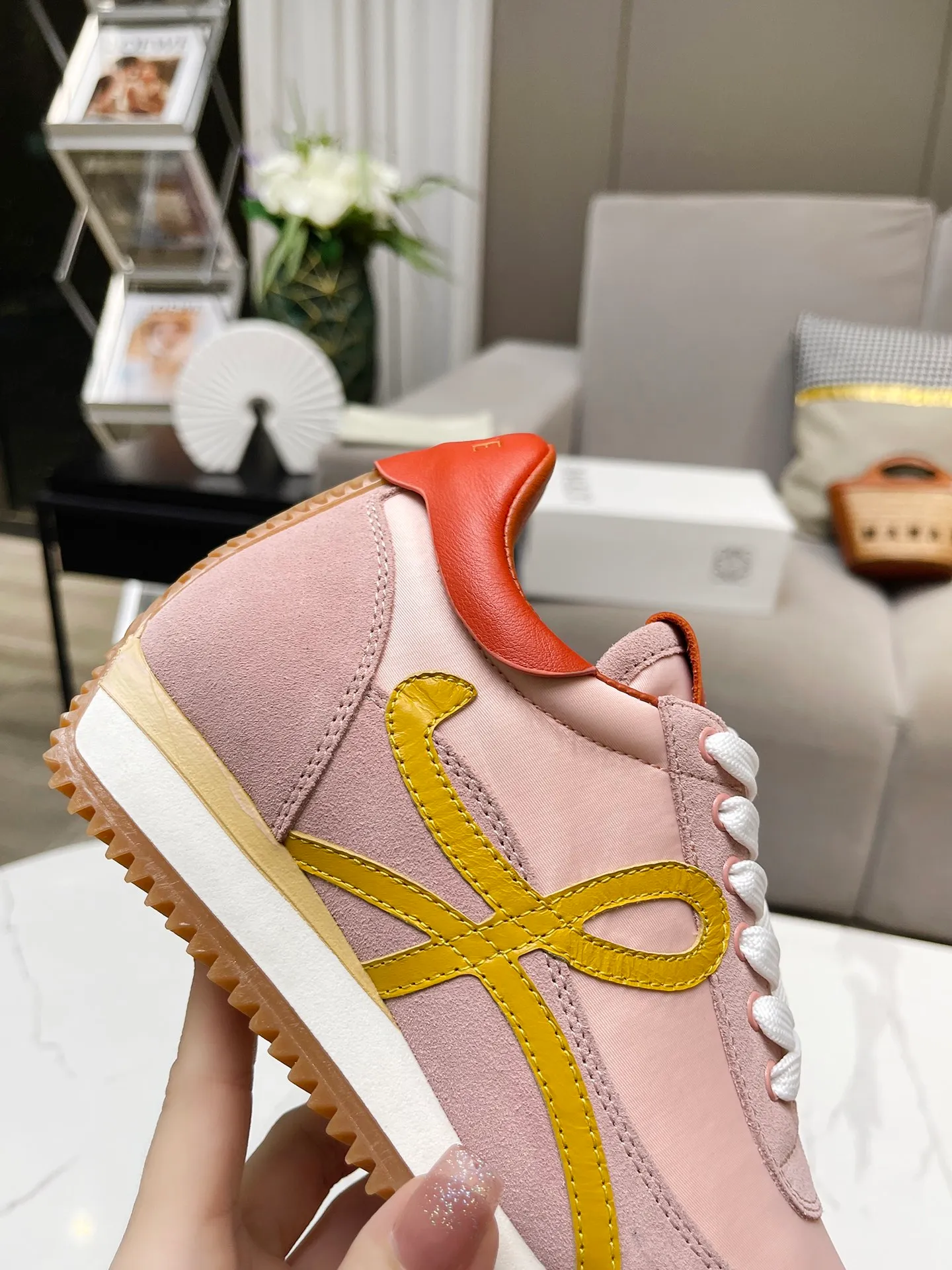 👟👟Ex-factory price 520👟👟 Men's code +10 Women's model: 35--39 (customized code 40 for women), Men's model: 40--44 (customized code 45 for men), 🔥🔥Hot LOEWE 2024 latest inner color block moral training shoes Forrest Gump shoes super good-looking super versatile color block stitching upper Very high-end hidden inner vagina 4cm! The heel has a novel design, is soft and comfortable, and has an exclusive brand logo on the side. It will be rated as the most comfortable sneaker of the year and is a must-have for your shoe cabinet!  The upper is made of special original cowhide + original cloth imported from Australia. The cowhide insole / original private model is exclusively customized with a 1:1 outsole!  Complete set in original packaging.